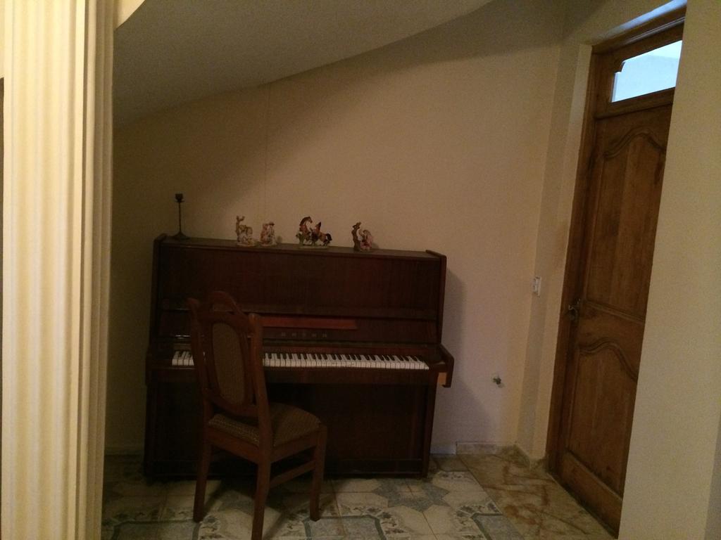 Talo'S Guest House Makhinjauri Room photo